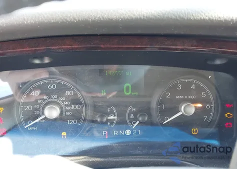 2011 Lincoln Town Car Signature Limited z USA, uszkodzony, nr VIN 2LNBL8CV0BX750665